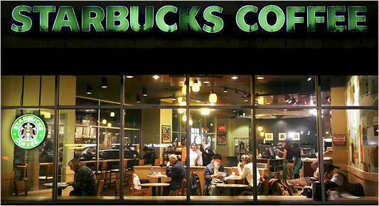 Um dos 270 Starbucks Coffee Shops na cidade de Nova York em 2007